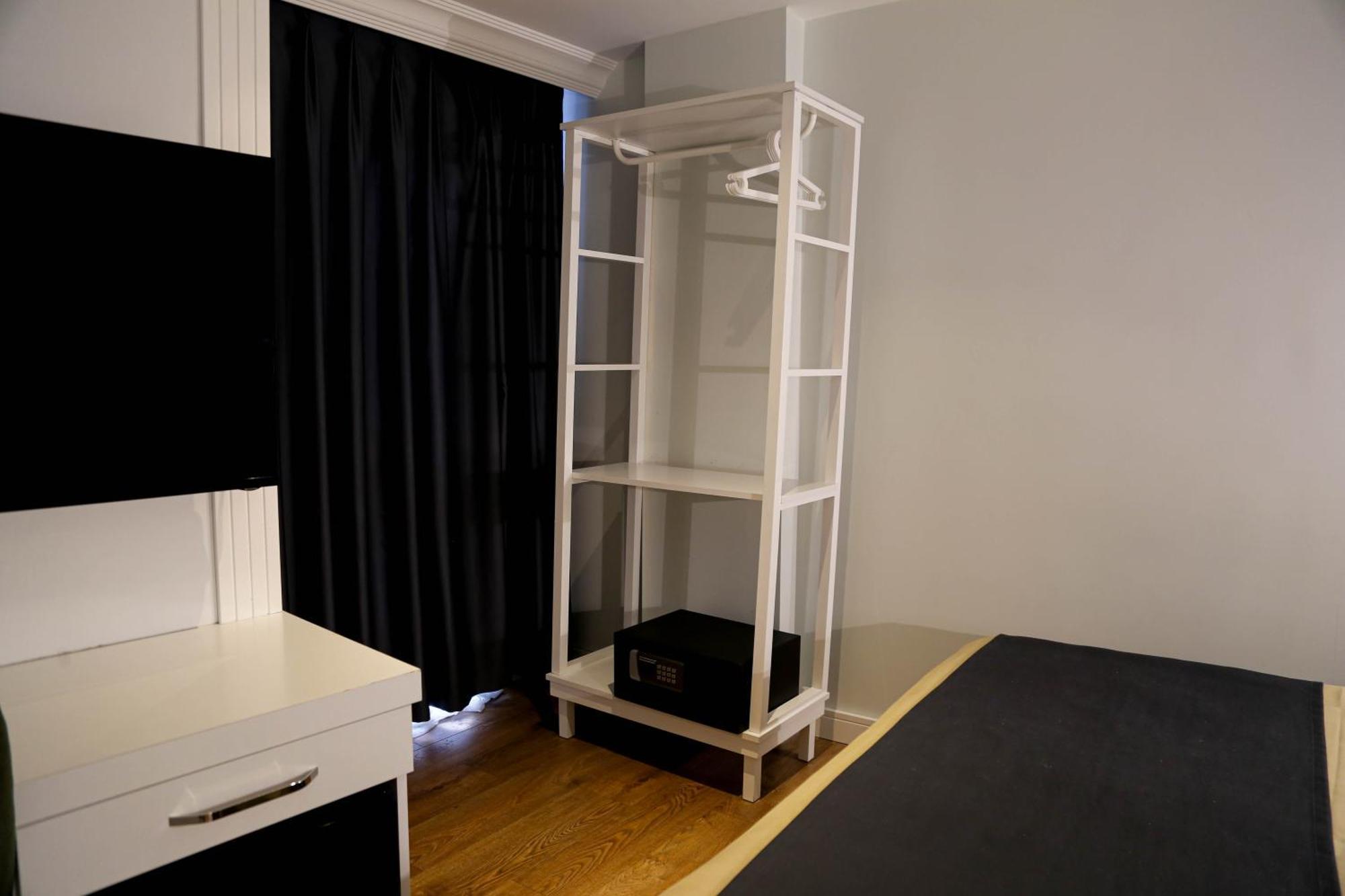 Axu Airport Hotel Arnavutkoy Luaran gambar A coat rack